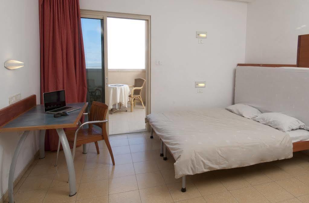 Hi - Massada Hostel Ейн Бокек Екстериор снимка