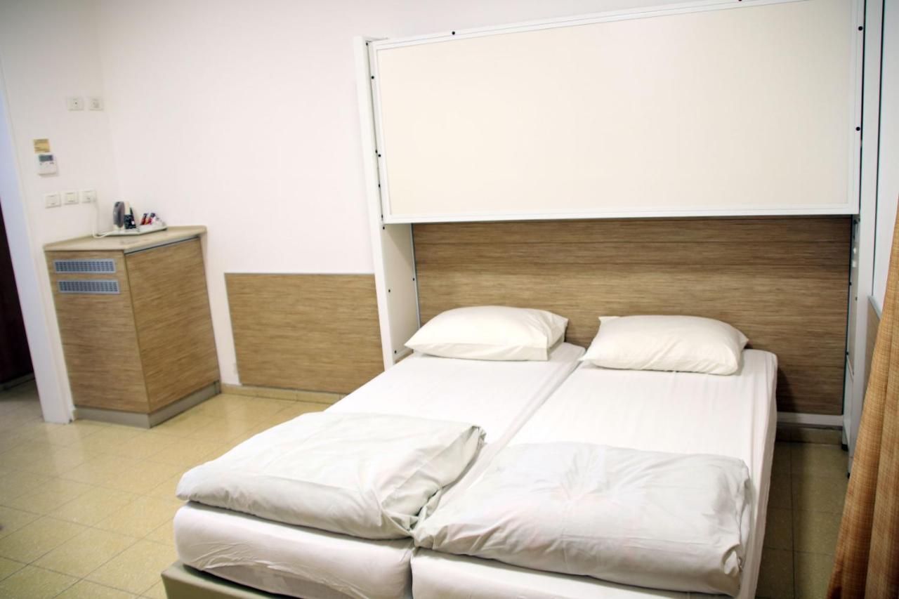 Hi - Massada Hostel Ейн Бокек Екстериор снимка